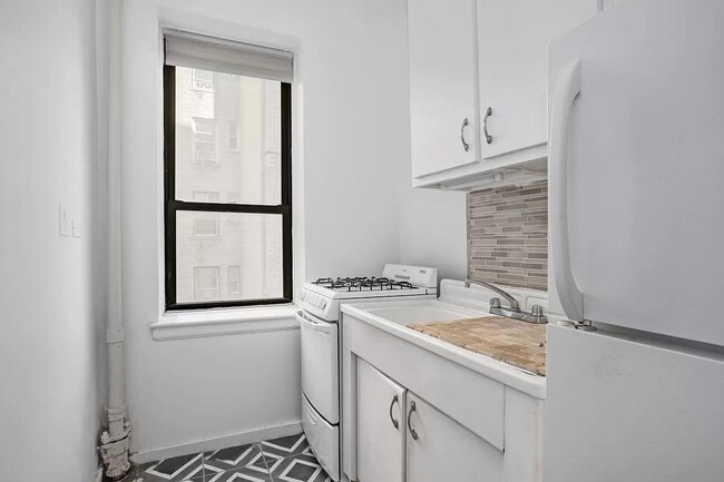 Building Photo - 157 W 79th St