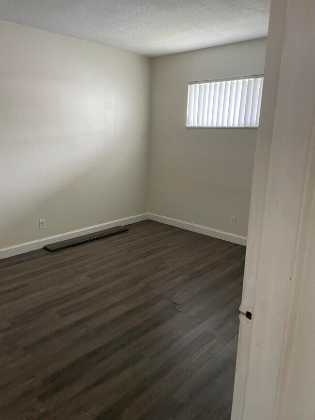 Building Photo - 1500 Crescent Cir