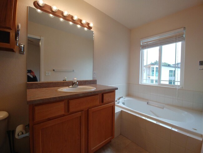 Building Photo - 1415 Madison Ridge Heights