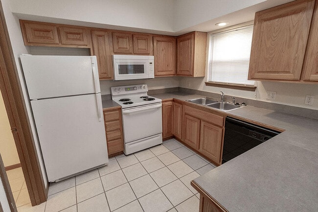 Building Photo - 5000 Derby Ridge Dr