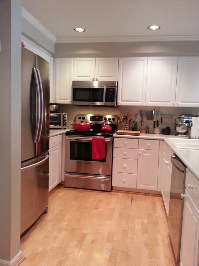 Building Photo - 1417 Queen Anne Ave N