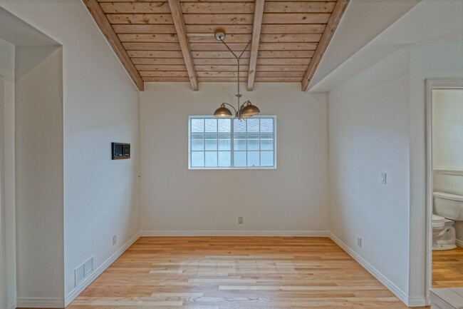 Building Photo - SPACIOUS & AIRY, 3BR2.5BA HERMOSA HILLS HO...