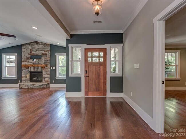Building Photo - Amazing, Sprawling Ranch in Cotswold!