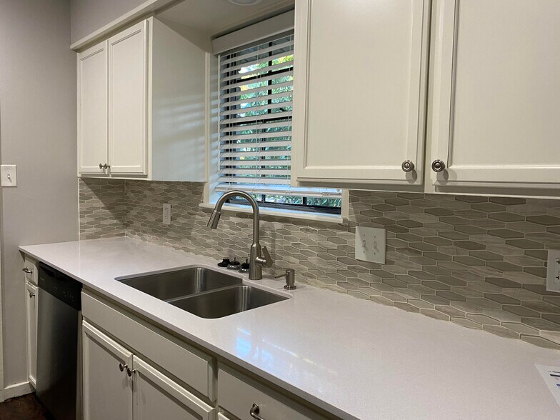 Building Photo - 6408 Bel Air Dr