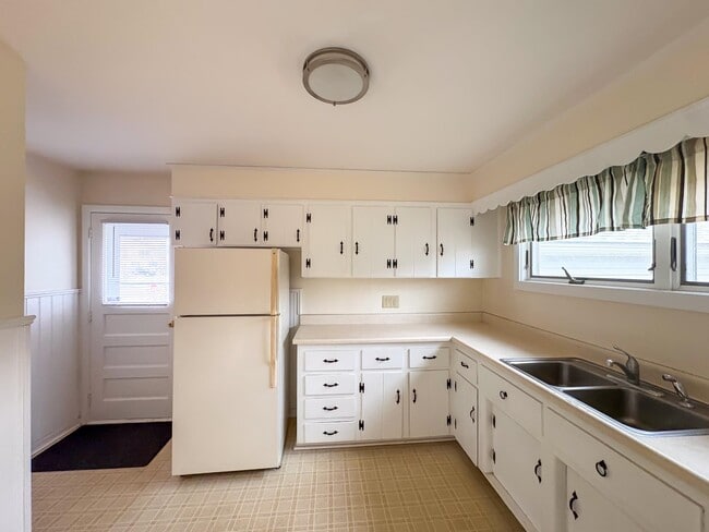 Building Photo - 38 Marshall Dr