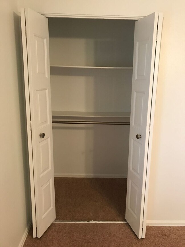 Building Photo - Beautifully Updated Townhome in Prime Loca...