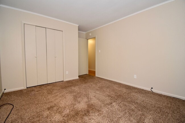 Building Photo - 3 Bedroom with Fenced in Backyard and Shop!