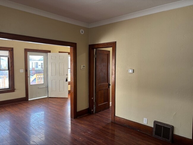 Building Photo - 3 Bedroom House