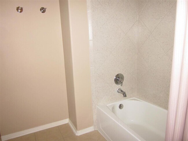 Building Photo - 8406 Oak Villa Ct