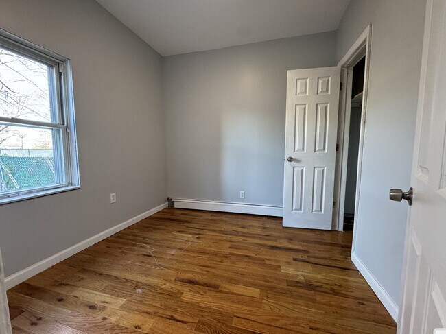 Building Photo - 12 Meadow St