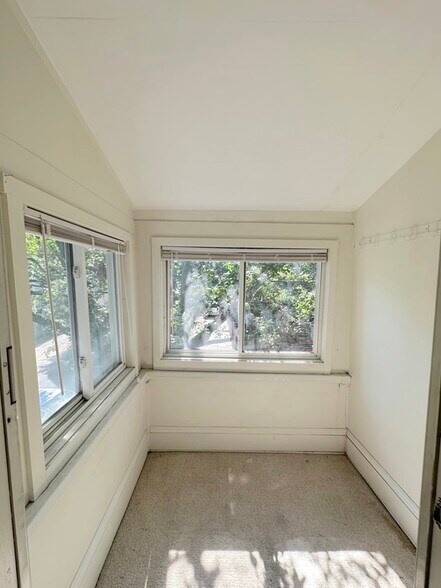 Building Photo - 25 Rossmore St