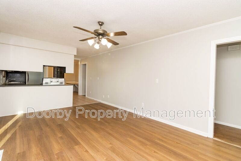 Building Photo - 910 Wesley Dr