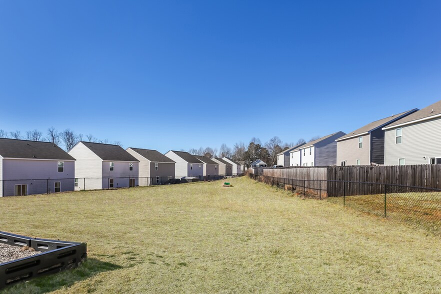 Building Photo - 2219 Southlea Dr