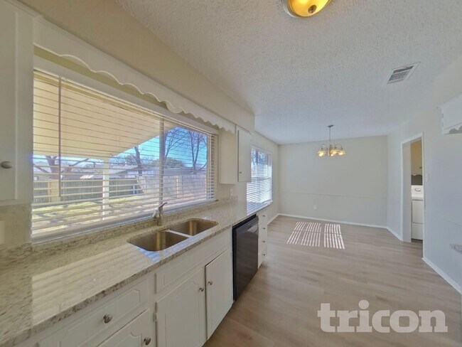 Building Photo - 1012 Wembley Rd