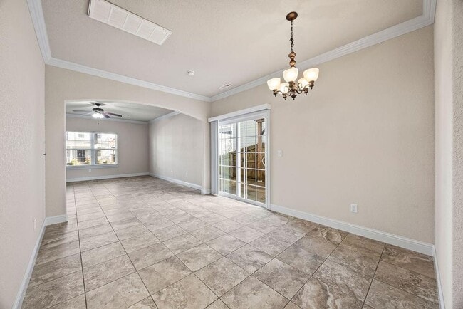 Building Photo - 547 N Longfellow Ln