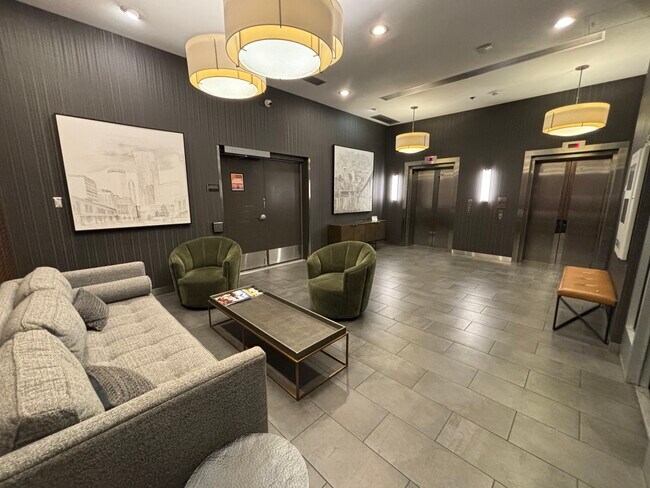 Lobby - 433 S 7th St