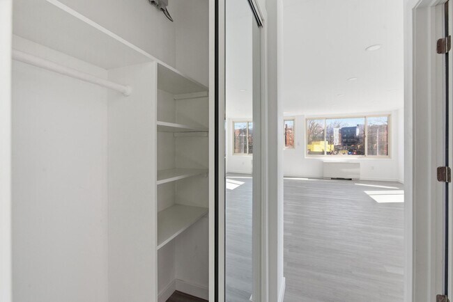 Building Photo - 4000 Tunlaw Rd NW