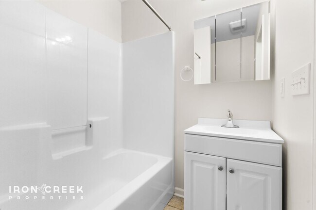 Building Photo - Charming Two-Bedroom Home in Woodfin with ...