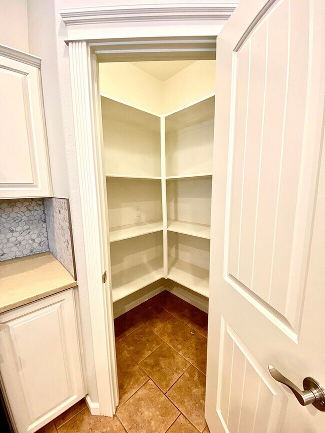 Building Photo - 3 Bedroom 2.5 Bath, 3 Car Garage w/Gorgeous Exterior