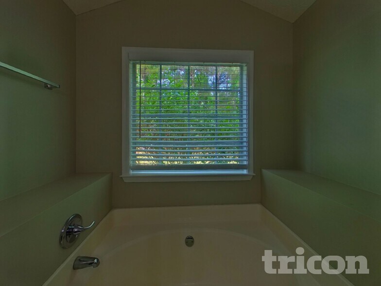 Building Photo - 170 Oak Hill Dr