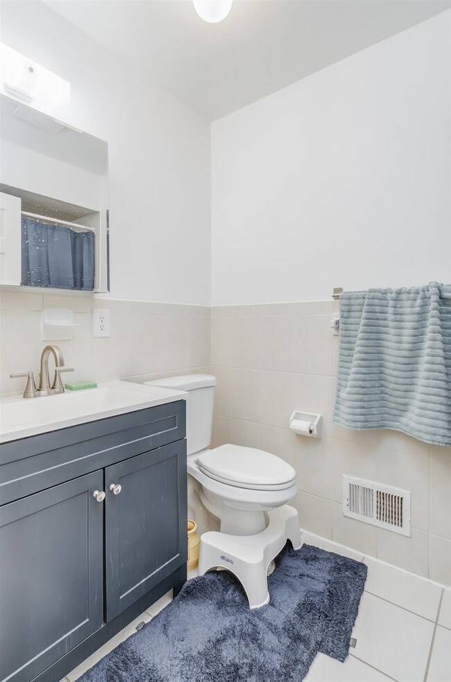 Building Photo - 225 Belvidere Ave