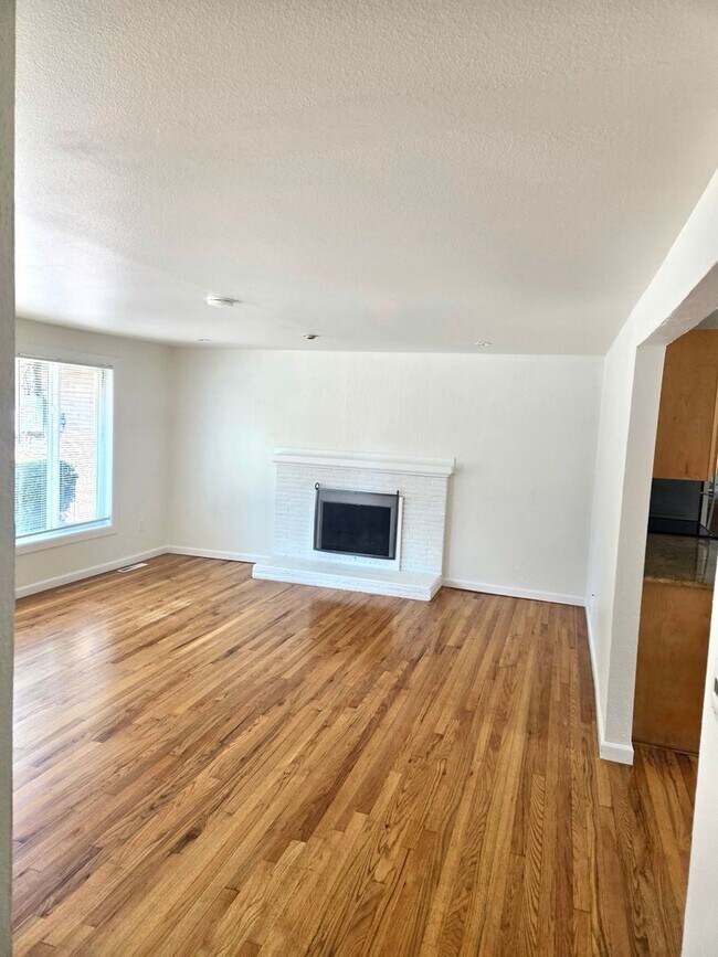 Building Photo - 3613 Grandview Dr W