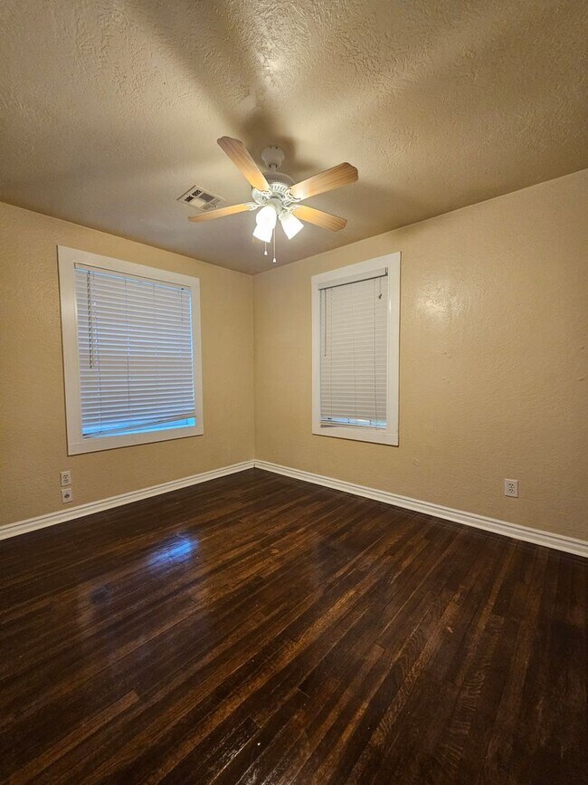 Building Photo - (4) Bed/(2) Bath Close to Campus! Avail Ea...