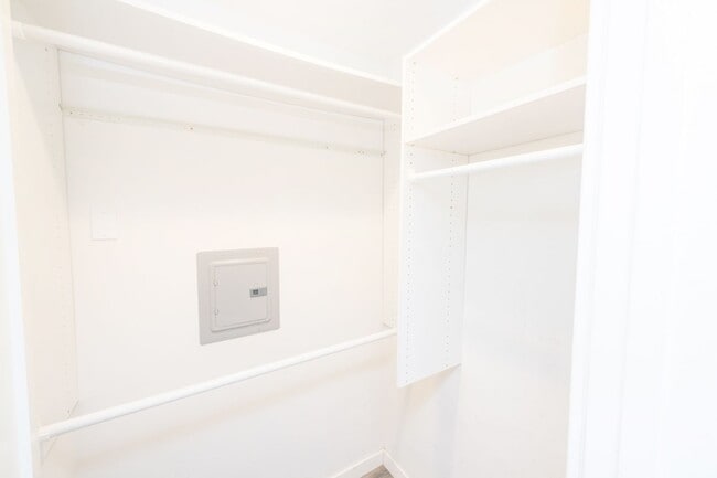 Building Photo - Spacious 1BR/1BA condo with patio and parking! Lake Murray Area $2195.00