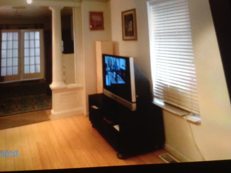 dining room - 1016 S Charles St