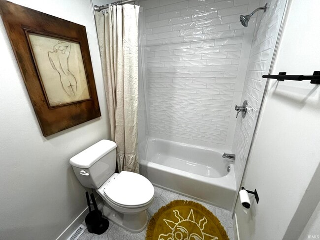 Building Photo - 624 Monroe St