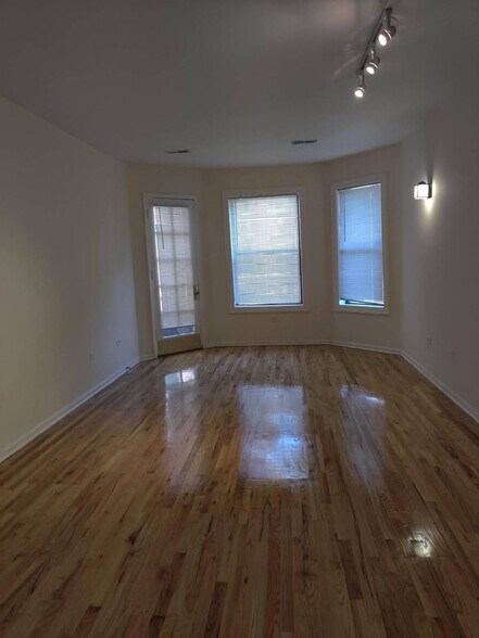 Building Photo - 5740 S King Dr