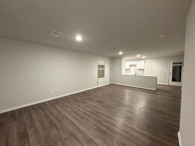 Building Photo - Charming 3-Bedroom Home with Convenient Lo...