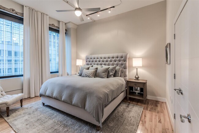 Building Photo - 705 Main St