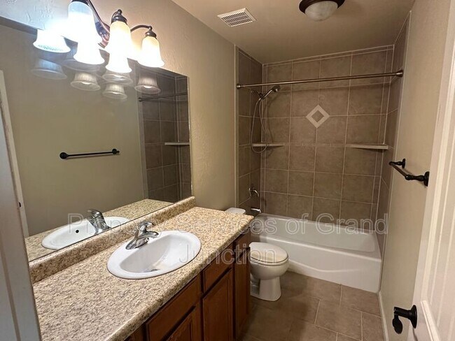 Building Photo - 585 1/2 Belhaven Way