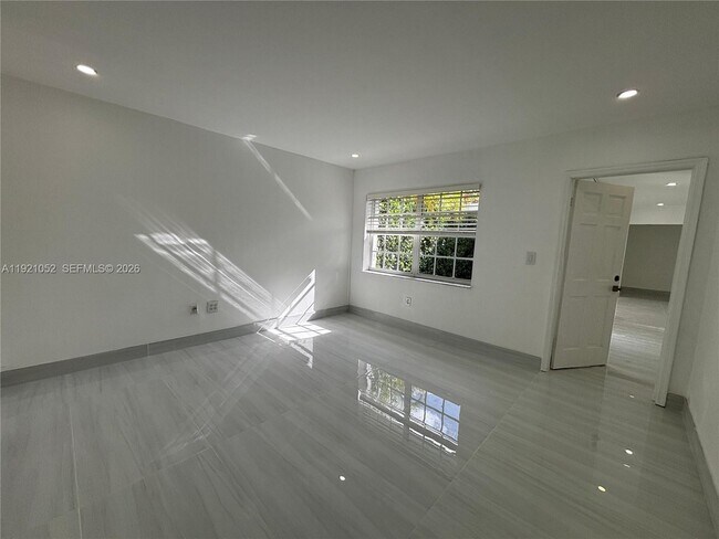 Building Photo - 725 91st St