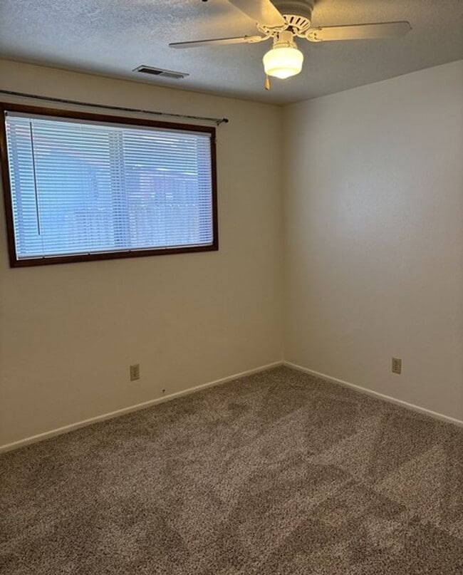 Building Photo - 3Bd/2Ba Single Story House - Available to View!