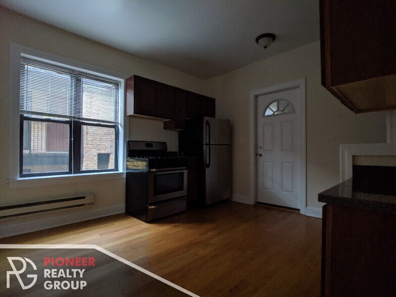 Building Photo - 3721 N Pine Grove Ave