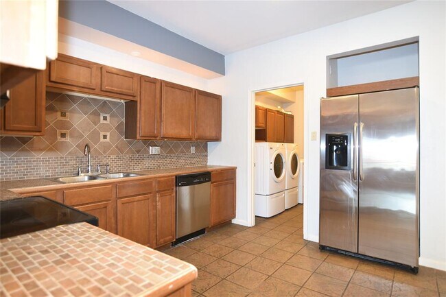 Building Photo - 940 Wycliffe Dr