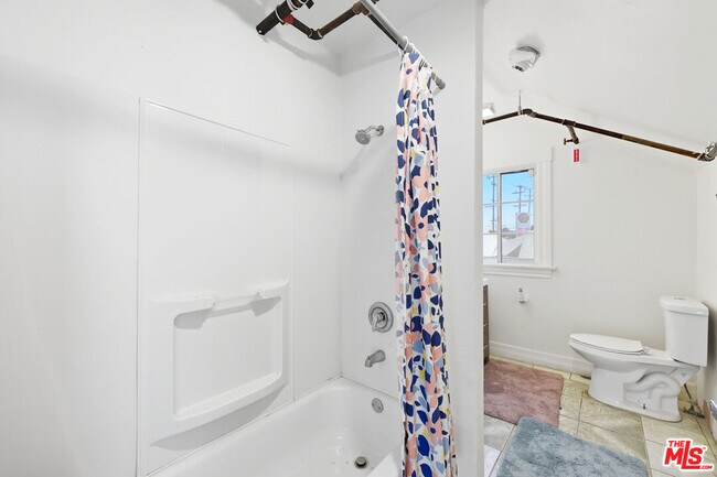 Building Photo - 522 W Vernon Ave