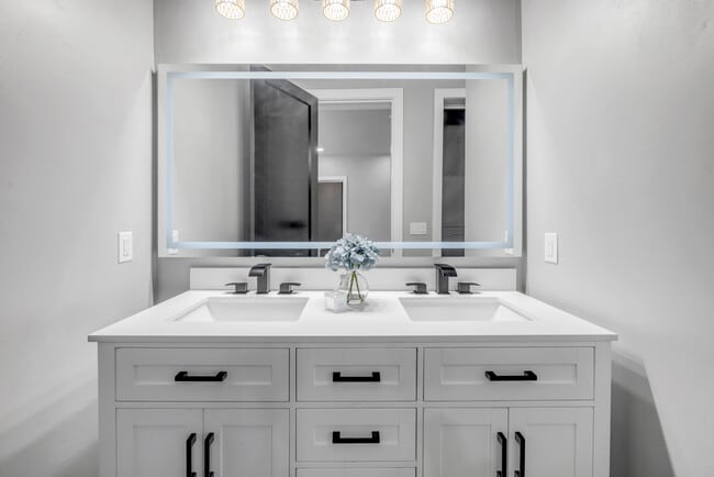 Building Photo - 1707 N Peninsula Ave