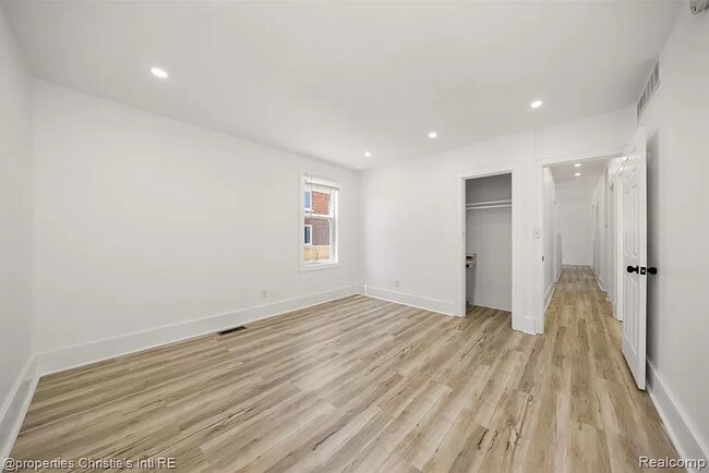 Spacios layout. High end finish - 1975 Gladstone St