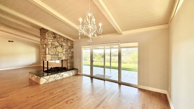 Building Photo - Lovely, Open Floor Plan, Single Story Located in the Desirable Live Oak Estates of Fallbrook!