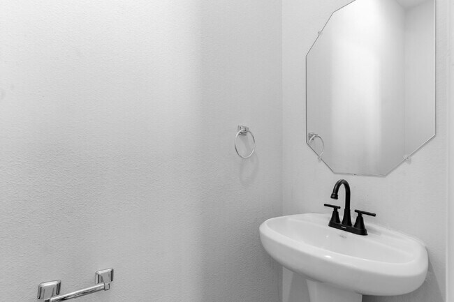 Building Photo - Modern 4 Bdrm Fort Worth Home for Rent- Zi...