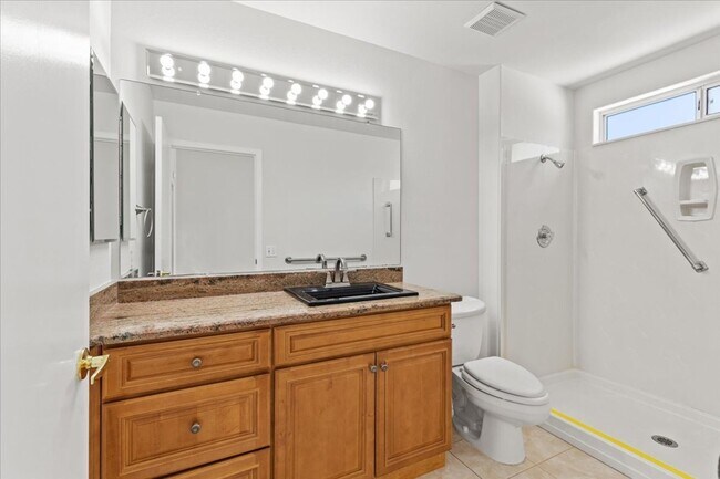 Building Photo - Large 2 Bedroom, 2 bath, unique Sun Room i...