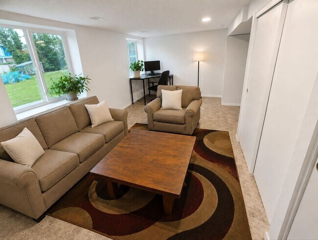 Building Photo - Beautiful 6 Bedroom Home in West Linn's Sunset Neighborhood with Huge Daylight Basement, Large Pr...