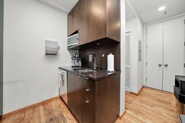 Building Photo - 1327 W Washington Blvd