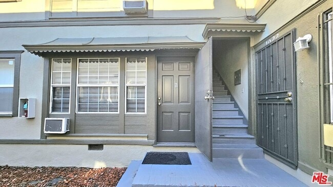 Building Photo - 1022 S Norton Ave