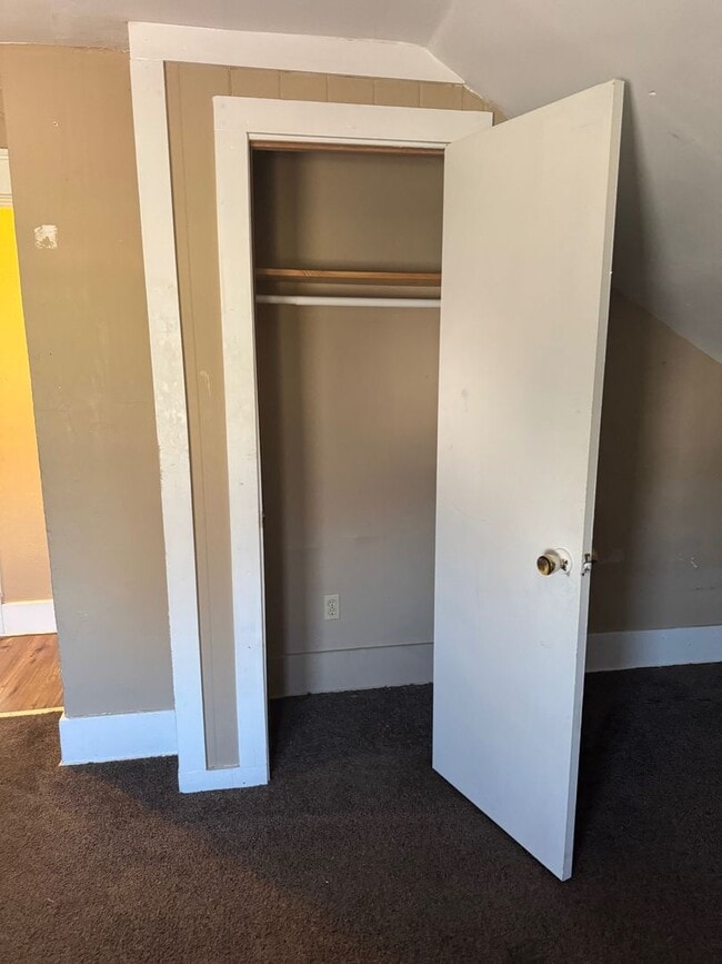 Building Photo - Charming 3-Bedroom Property in Prime Location