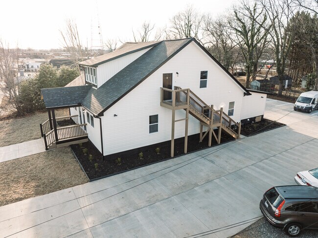 Building Photo - UNIT B