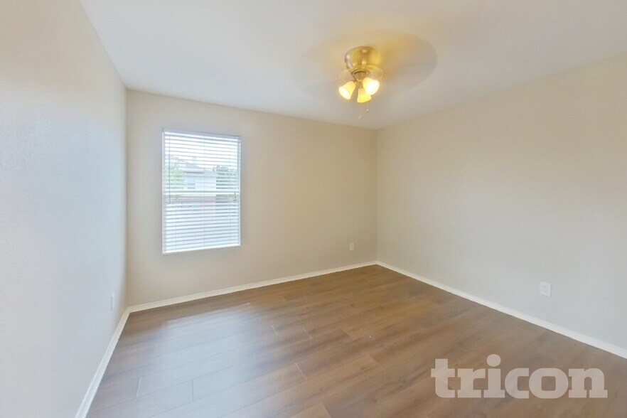 Building Photo - 1221 Dianthus Dr